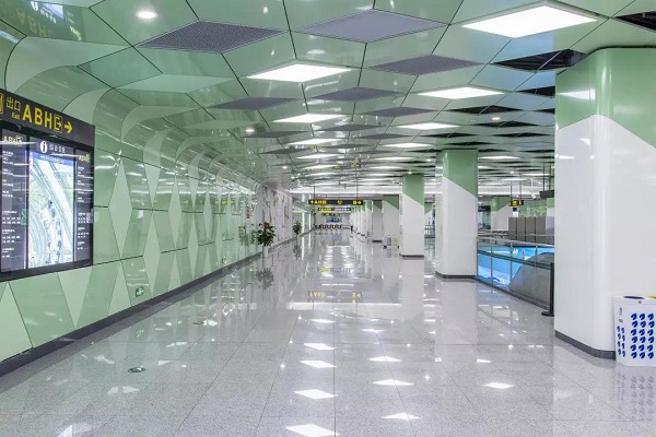 迎盛會 展風(fēng)采——閃電出擊 扮靚鄭州地鐵新妝容 (5).jpg