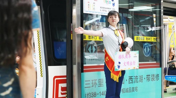 迎盛會 展風(fēng)采——閃電出擊 扮靚鄭州地鐵新妝容 (4).jpg